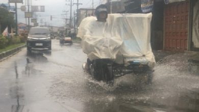 Warga Agara: Setiap Hujan, Jalan Ahmad Yani Desa Perapat Hulu Tergenang dan Keluar Bau Busuk